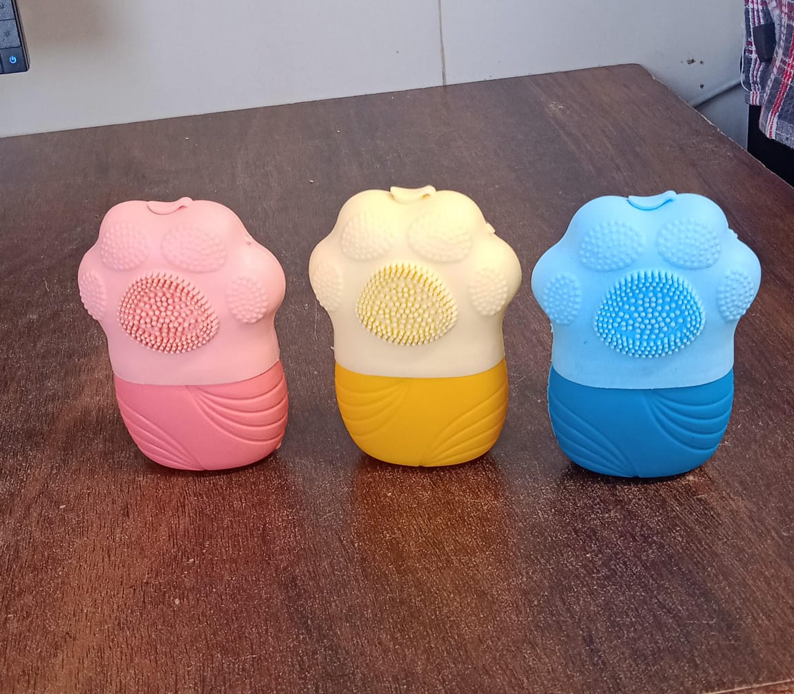 Non-Slip Silicone Face Ice Roller & Scrubber